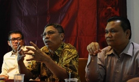 Pengamat komunikasi politik Emrus Sihombing (kanan) 