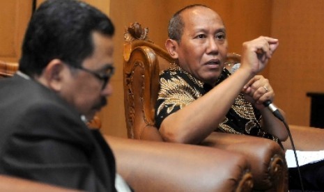 Pengamat LIPI Ikrar Nusa Bhakti (kanan) dan Wakil Ketua Badan Sosialisasi MPR-RI Zainud Tauhid Saadi (kiri) menjadi pembicara dalam dialog MPR-RI di Kompleks Parlemen, Jakarta, Senin (23/3). Dialog tersebut mengangkat tema Budaya Politik Dan Pengaruhnya Di