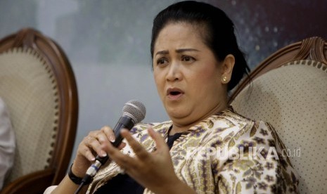 Pengamat Militer Connie Rahakundini Bakrie (kiri) menjadi narasumber dalam diskusi tentang “Penguatan Alutsista Melalui Transfer Teknologi” di Media Center DPR, Jakarta, Rabu (26/4). 