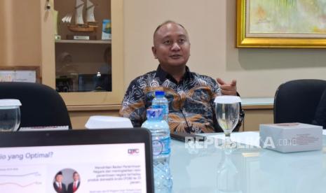 Pengamat Pajak Danny Darussalam Tax Center (DDTC) Bawono Kristiaji dalam Focus Group Discussion Pajak di Kantor Republika di kawasan Jakarta Selatan, Senin (16/12/2024). 