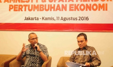 Pengamat Pajak, Darussalam (kiri) serta Direktur Direktorat Pengawas Bank 1 OJK, Defri Andri (kanan) menjadi pembicara dalam seminar Tax Amnesty dan Upaya Mendorong Pertumbuhan EKonomi di Jakarta, Kamis (11/8). (Republika/Agung Supriyanto)