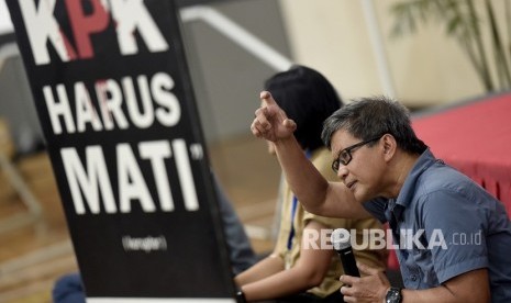 Pengamat Politik Rocky Gerung (kanan) menyampaikan materi saat diskusi di Aula Gedung Penunjang Merah Putih KPK, Jakarta, Selasa (23/7/2019).