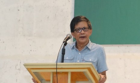 Pengamat Politik, Rocky Gerung saat memberikan kuliah umum di hadapan mahasiswa Unissula Semarang, Rabu (13/3).