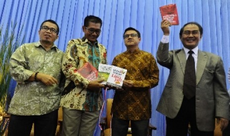 Pengamat politik Yudi Latif (kiri), Ketua Komisi II DPR Agun Gunanjar (kedua kiri), pengamat politik Firman Noor (tengah), mantan ketua MK Jimly Asshiddiqie (kedua kanan), mantan ketua KNPI Aulia Rahman (kanan) di komplek Parlemen Senayan, Jakarta, Rabu (2