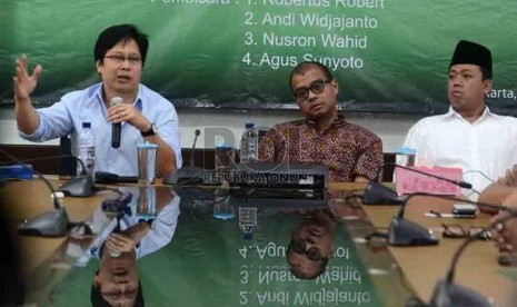 Pengamat Sosial Robertus Robert (kiri) Anggota tim transisi Jokowi-JK Andi Widjajanto (tengah) didampingi Ketua Umum GP Anshor Nusron Wahid (kanan) dan saat dialog bersama di Jakarta, Jumat (3/10). (Republika/Agung Supriyanto)