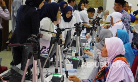 Pengambilan foto biometri dan sidik jari calhaj di Asrama Haji Pondok Gede pada Senin (16/7).