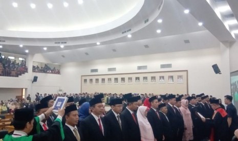 Pengambilan sumpah jabatan kepada 50 anggota DPRD Kabupaten Bekasi masa jabatan 2019-2024. Pengambilan sumpah jabatan dipimpin oleh Kepala Pengadilan Negeri Cikarang, I Gede Putu Astawa, Kamis (5/9).