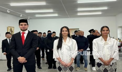 Pengambilan sumpah kewarganegaraan Indonesia Kevin Diks (kiri), Estella Raquel Loupatty (kanan) dan Noa Johanna Christina Cornelia Leatomu di KBRI Kopenhagen, Denmark.