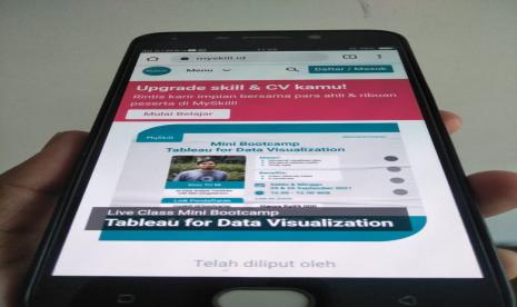 Pengangguran, hingga saat ini masih menjadi masalah di Indonesia. Karena, berdasarkan data Badan Pusat Statistik Indonesia pada Mei 2021, tercatat sekitar 1 juta lulusan perguruan tinggi menganggur.