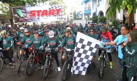 Pengangkatan bendera start ajang Mogad 5 di Surapati Core, Kota Bandung, Ahad (15/12). 