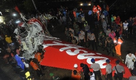 Pengangkatan ekor AirAsia QZ8501 di Pelabuhan Kumai, Ahad (12/1).