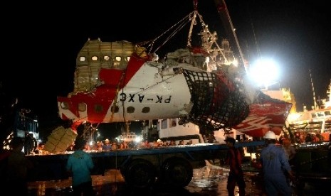 Pengangkatan ekor pesawat Air Asia QZ8501 di Pelabuhan Panglima Utar, Kumai, Ahad (11/1). 