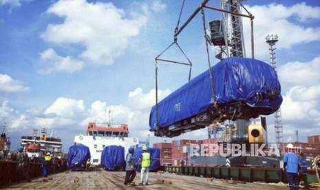 Pengangkatan trainset  kereta LRT di pelabuhan Tanjung Priok ke atas kapal LCT  Maritindo Perkasa 2 untuk selanjutnya diangkut berlayar menuju pelabuhan Boombaru Palembang.