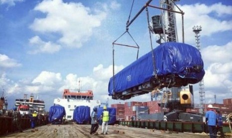 Pengangkatan trainset kereta LRT di Pelabuhan Tanjung Priok ke atas kapal LCT  Maritindo Perkasa 2 untuk selanjutnya diangkut berlayar menuju pelabuhan Boombaru Palembang