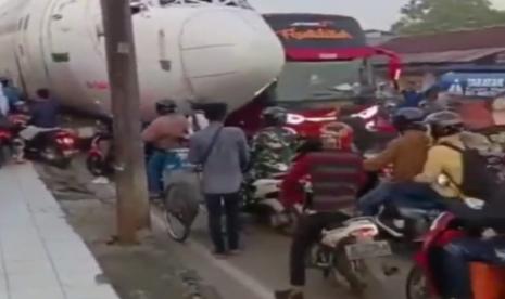 Pengangkutan bodi pesawat pada pagi hari membuat lalu lintas di  di Jalan Raya Parung, Kecamatan Kemang, Kabupaten Bogor, macet.