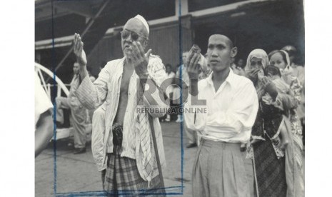 Pengantar jamaah haji tengah berdoa.