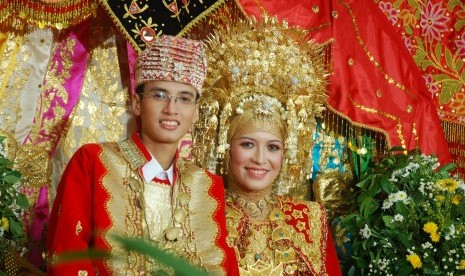 Pengantin Minangkabau menggunakan suntiang (ilustrasi).