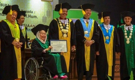 Penganugerahan gelar doktor honoris causa untuk Ibu Shinta Nuriyah, istri KH Abdurrahman Wahid.