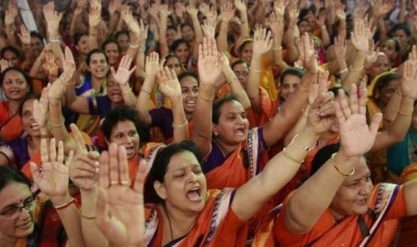 Penganut agama Jain memprotes keputusan pengadilan yang melarang ritual melaparkan diri hingga meninggal (santhara) karena dianggap sama seperti bunuh diri, Senin (31/8).