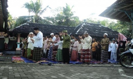  Penganut Islam Aboge saat shalat Id di Masjid Saka Tunggal Baitussalam Desa Cikakak, Kecamatan Wangon, Banyumas.