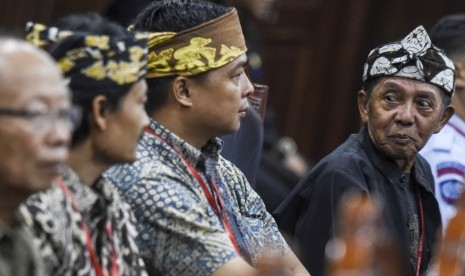 Penganut kepercayaan Sunda Wiwitan menyaksikan sidang dengan agenda pembacaan putusan uji materi Undang-Undang Nomor 24 Tahun 2013 tentang Administrasi Kependudukan di Mahkamah Konstitusi, Jakarta, Selasa (7/11). 