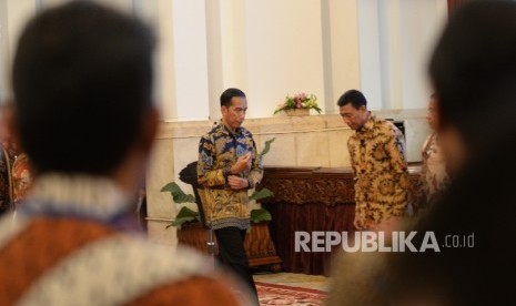 Pengarahan Kepada Direktorat Pajak. Presiden Joko Widodo memasuki ruangan sebelum memberikan pengarahan kepada pejabat eselon I, II dan II Ditjen Pajak, Kementerian Keuangan di Istana Negara, Jakarta, Kamis (28/7).