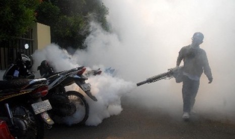 Pengasapan cegah demam berdarah (ilustrasi). Warga Palangka Raya diminta mewaspadai meminta masyarakat di daerah setempat untuk mewaspadai demam berdarah dengue (DBD) yang mulai mewabah. (ilustrasi)