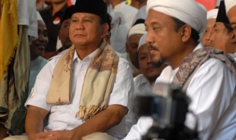 Pengasuh Pesantren Al-Hamidy, KH Muhammad Rofii Baidhowi (kanan) bersama Capres Prabowo Subianto (kiri) silaturrahmi dengan ulama khos Jatim, di Pesantren Al-Hamidy, Bunyuanyar, Pamekasan, Jatim, Selasa (24/6).