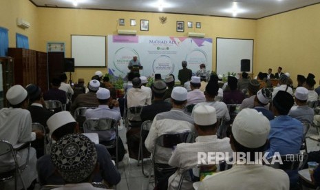 Pengasuh Pesantren Salafiyah Syafi’iyyah, KH. Ach. Azaim Dzofier Ibrahimy beri sambutan pada Bahtsul Masail soal Dana Haji. 