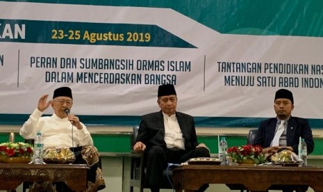 Pengasuh Pesantren Tebuireng Jombang, Salahuddin Wahid (kemeja putih) memaparkan tentang peran pondok pesantren dalam mencerdaskan bangsa ada peringatan 120 tahun lahirnya Ponpes Tebuireng, di Gedung Yusuf Hasyim, Jombang, Jumat (23/8). 