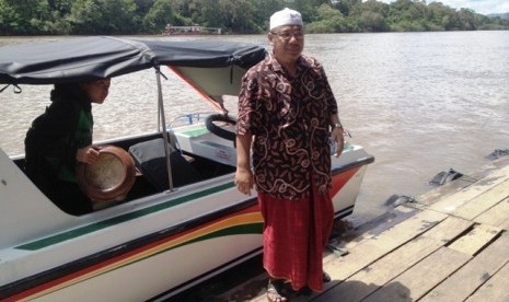 Pengasuh Pondok Pesantren Assalam Arya Kemuning KH Arief Heri Setyawan turun dari longboat menuju Kampung Lutan.