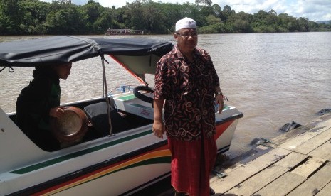 Pengasuh Pondok Pesantren Assalam Ustaz Arief Heri Setyawan turun dari speedboat dalam kegiatan safari dakwah di Kampung Datah Bilang, Long Hubung, Mahakam Ulu.