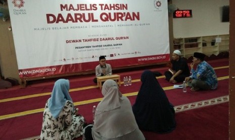 pengasuh pondok pesantren daarul quran ketapang putra, ustaz ahmad slamet ibnu syam sedang membimbing majelis tahsin alquran