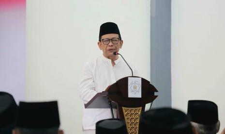   Pengasuh Pondok Pesantren (Ponpes) Girikusumo, Mranggen, KH Munif Zuhri (Mbah Munif), pada acara ‘Rembug Kebangsaan Kiai Sepuh Nahdlatul Ulama se-Jawa’ yang dihelat di Pesantren Girikusumo, Banyumeneng, Kecamatan Mranggen, Kabupaten Demak. 