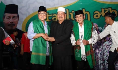 Pengasuh Pondok Pesantren Sunan Dradjat Lamongan KH Abdul Ghofur mengangkat Zulkifli Hasan dan Rhoma Irama sebagai Keluarga Besar Pesantren Sunan Dradjat, Senin (29/1).