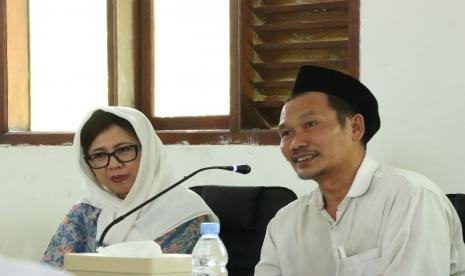 Pengasuh pondok Pesantren Tahfidzul Quran LP3IA KH Ahmad Bahauddin Nursalim atau lebih dikenal sebagai Gus Baha (kanan) bersama Rektor UGM Prof Ova Emilia. 