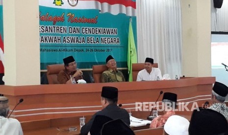  Pengasuh Pondok Pesantren Tebuireng, Sholahuddin Wahid atau Gus Sholah (tengah) saat menjadi pembicara dalam Halaqah Nasional Ulama Pesantren dan Cendikiawan, Gerakan Dakwah Aswaja Bela di Pondok Pesantren Al Hikam, Beji, Depok, Kamis (26/10). 