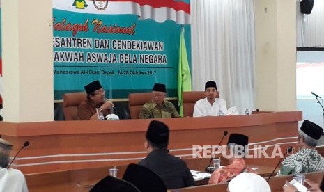  Pengasuh Pondok Pesantren Tebuireng, Sholahuddin Wahid atau Gus Sholah (tengah) saat menjadi pembicara dalam Halaqah Nasional Ulama Pesantren dan Cendikiawan, Gerakan Dakwah Aswaja Bela di Pondok Pesantren Al Hikam, Beji, Depok, Kamis (26/10). 