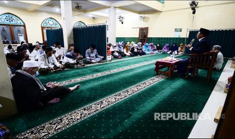 Pengasuh Ponpes Assyahid Kota Bandung KH DR Komarudin Chalil MAg menyampaikan tausiyah di Masjid Al Furqon, Kujangsari, Bandung, Ahad (19/2/2023). Kajian rutin ini sekaligus memperingati Isra Miraj 1444H/2023.. Dalam khutbahnya 