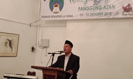 Pengasuh Ponpes La Tansa, Lebak, Banten, KH Adrian Mafatihullah Kariem MA memberikan kata sambutan pada acara pentas drama Teater La Tansa yang bertajuk Panggung Azan Khusyu' Negeriku.