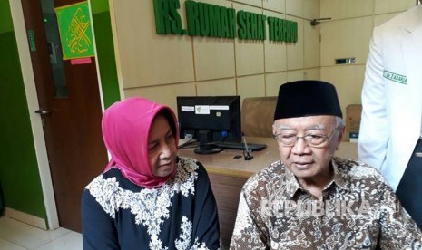 Pengasuh Ponpes Tebuireng Salahuddin Wahid atau Gus Sholah bersama istri kunjungi Rumah Sehat Dompet Dhuafa, Kamis (20/4). 