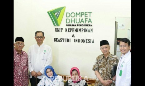 Pengasuh Ponpes Tebuireng Salahuddin Wahid atau Gus Sholah bersama istri kunjungi Rumah Sehat Dompet Dhuafa, Kamis (20/4). 