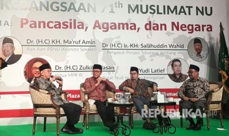 Pengasuh PP Tebuireng KH Salahuddin Wahid, Ketua MPR Zulkifli Hasan, dan cendikiawan Muda Yudi Latief menjadi pembicara dalam Refleksi Kebangsaan 71 Tahun Muslimat NU di Hotel Crowne Plaza, Jakarta Selatan, Senin (27/3).