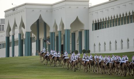 Masjid Qatar Menampilkan Pusat Atraksi bagi Penggemar Piala Dunia. Foto: Pengawal kerajaan berpatroli di atas unta di depan masjid dekat Parlemen Qatar pada hari sebelum dimulainya Piala Dunia Sepak Bola di Doha, Qatar, Sabtu, 19 November 2022. 