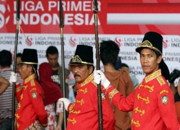 Pengawal Kraton Solo meramaikan pembukaan Liga Primer Indonesia (LPI) di Stadion Manahan, Solo, Sabtu (8/1).