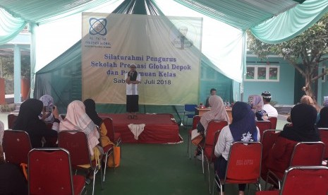 Pengawas Sekolah Prestasi Global, Abi Maky memberikan pembekalan kepada para orang tua murid.