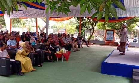 Pengawas Yayasan Graha Cendekia, Ustaz  Abi Makki memberikan tausiyah pembekalan kepada orang tua murid baru PG-TK dan SD Sekolah  Prestasi Global, Depok.