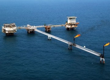 Pengeboran minyak lepas pantai di Laut Jawa