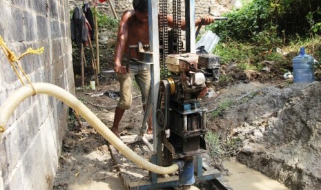 Pengeboran sumur di Ponpes Al-Abqory Serang, Banten.