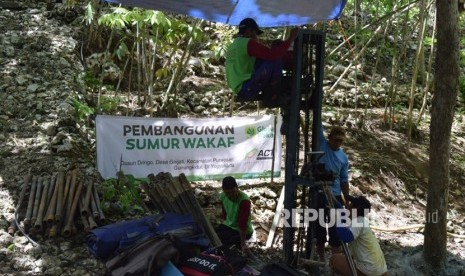 Pengeboran sumur wakaf yang dilakukan Global Wakaf dan Aksi Cepat  Tanggap (ACT), (ilustrasi).